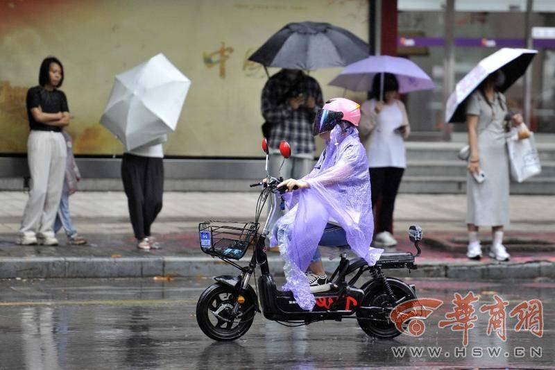雨中行色匆匆的上班族