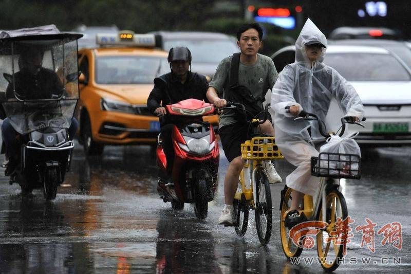 雨中行色匆匆的上班族
