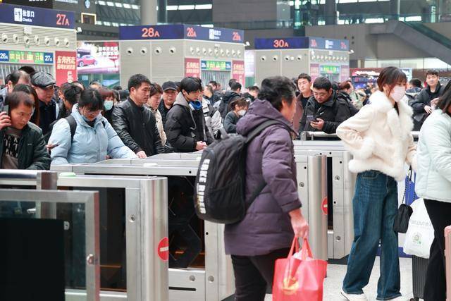 2025年春运收官在即 郑州东站迎来返程高峰