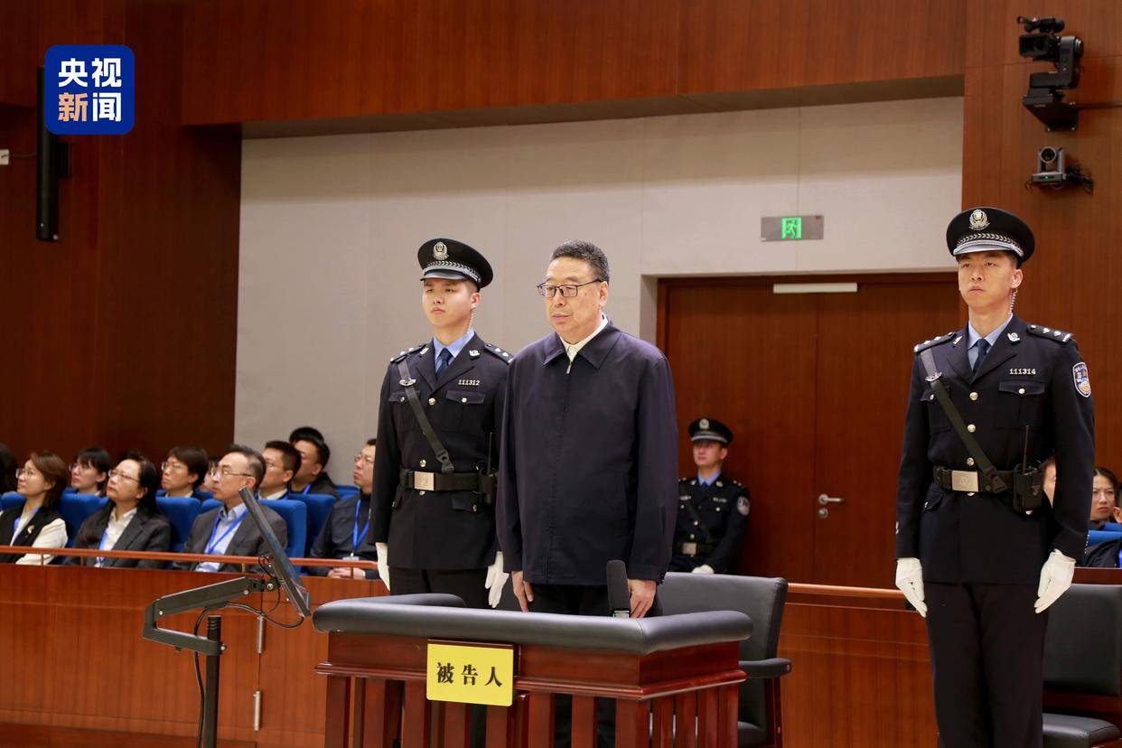 被控受贿3.43亿余元，吴英杰受贿案一审开庭