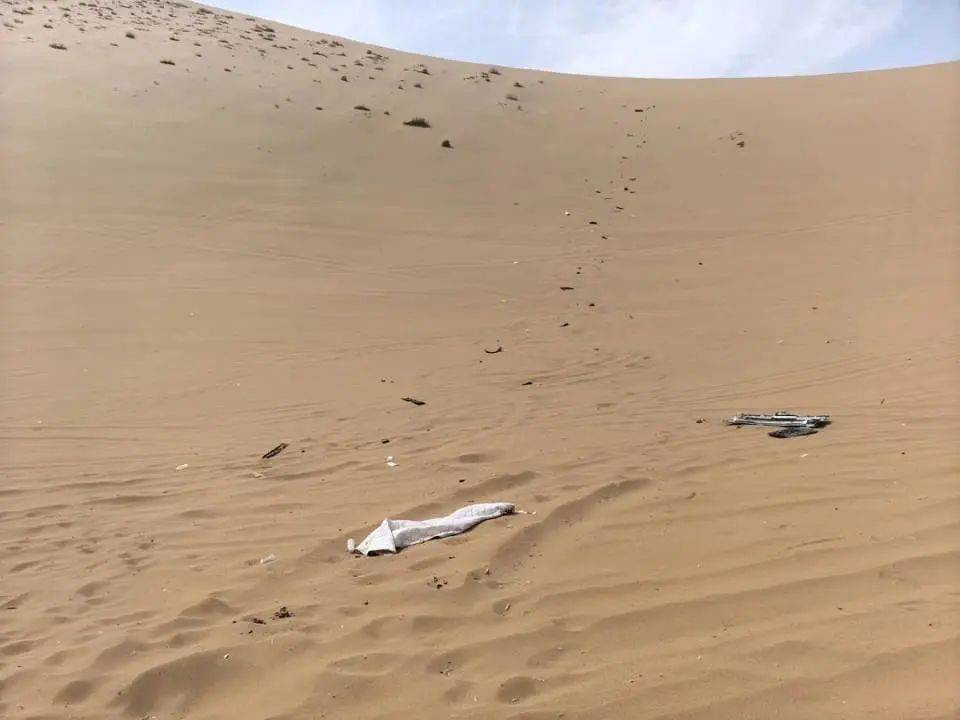 网红打卡点沙漠“尼三锅”事故：越野车飞入500米深坑，三死一伤