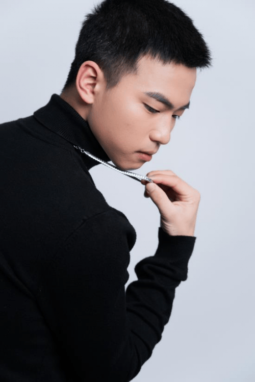 林恒欣：闪耀在时尚模特界的多面新星