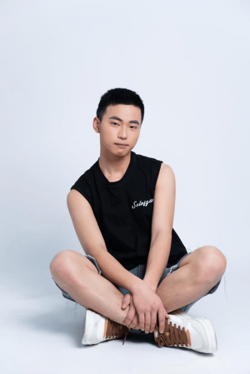 林恒欣：闪耀在时尚模特界的多面新星
