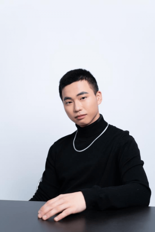 林恒欣：闪耀在时尚模特界的多面新星