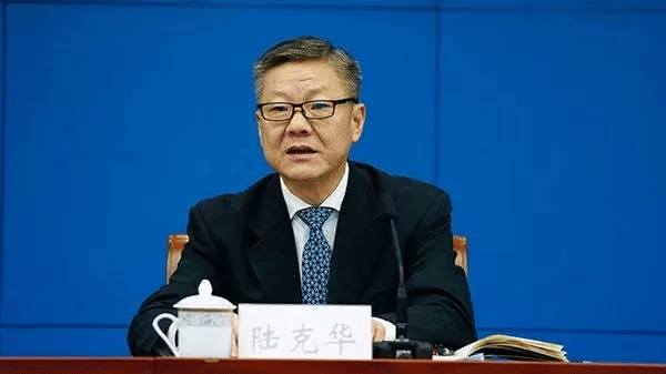 搞“低级红”“高级黑”，结交政治骗子，重庆市委政法委原书记陆克华被“双开”