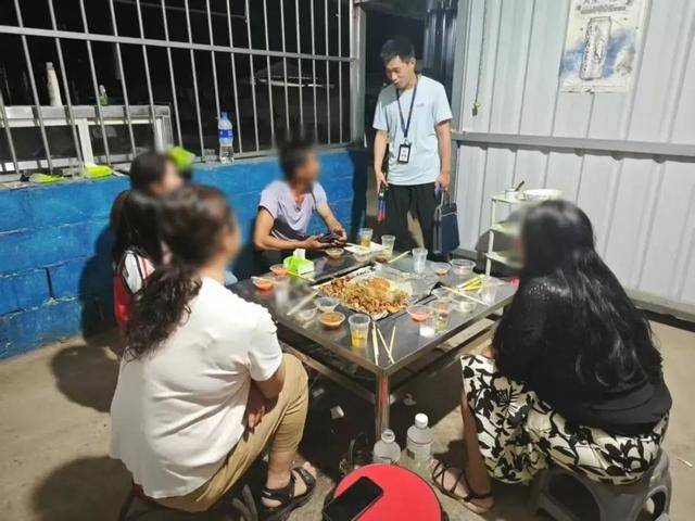云南多地突查公职人员违规饮酒：公安局门口开展酒精吹气测试